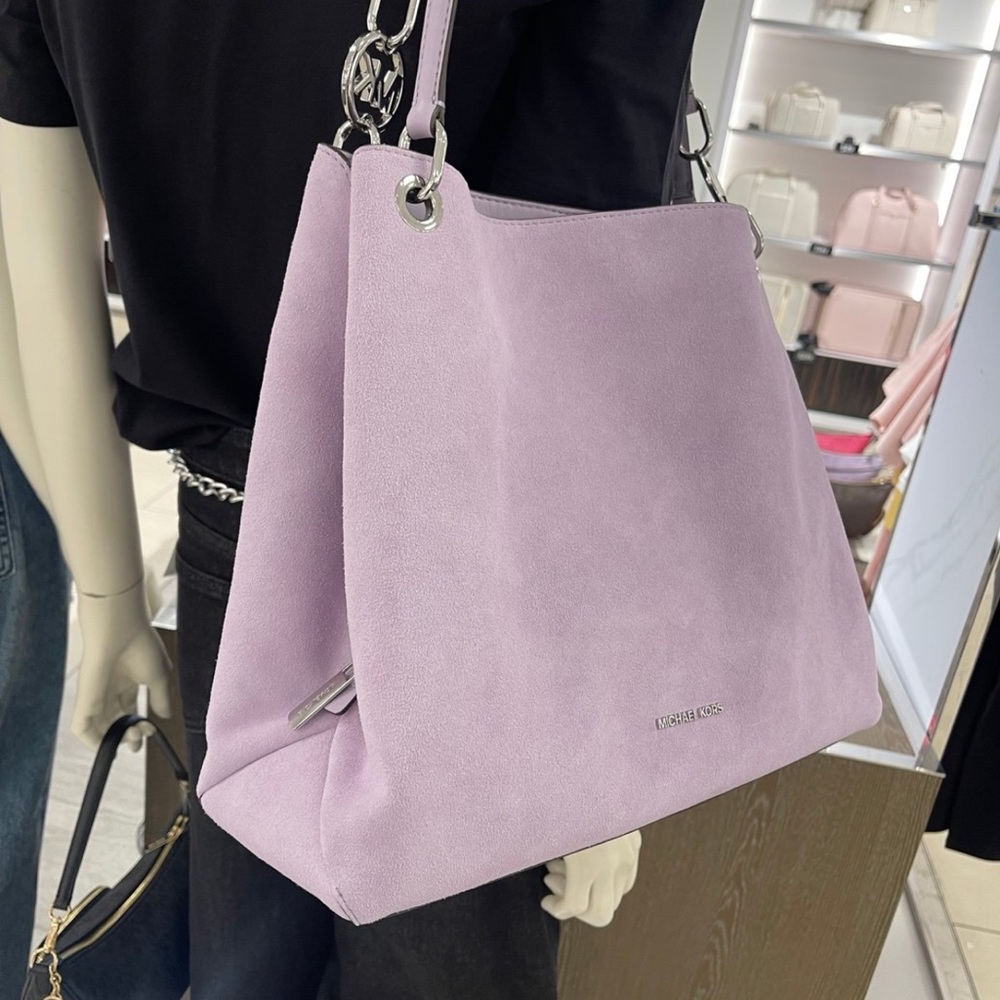 MICHAEL KORS Christina Lg Suede Triple Gusset Shoulder Tote Bag
Light Quartz
NWT - Picture 14 of 16